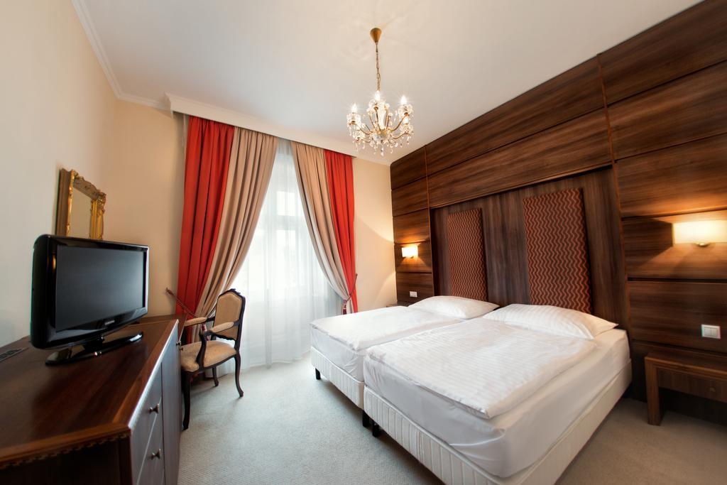 Hotel Kristály Imperial Tata Exterior foto