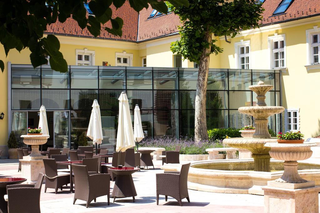 Hotel Kristály Imperial Tata Exterior foto