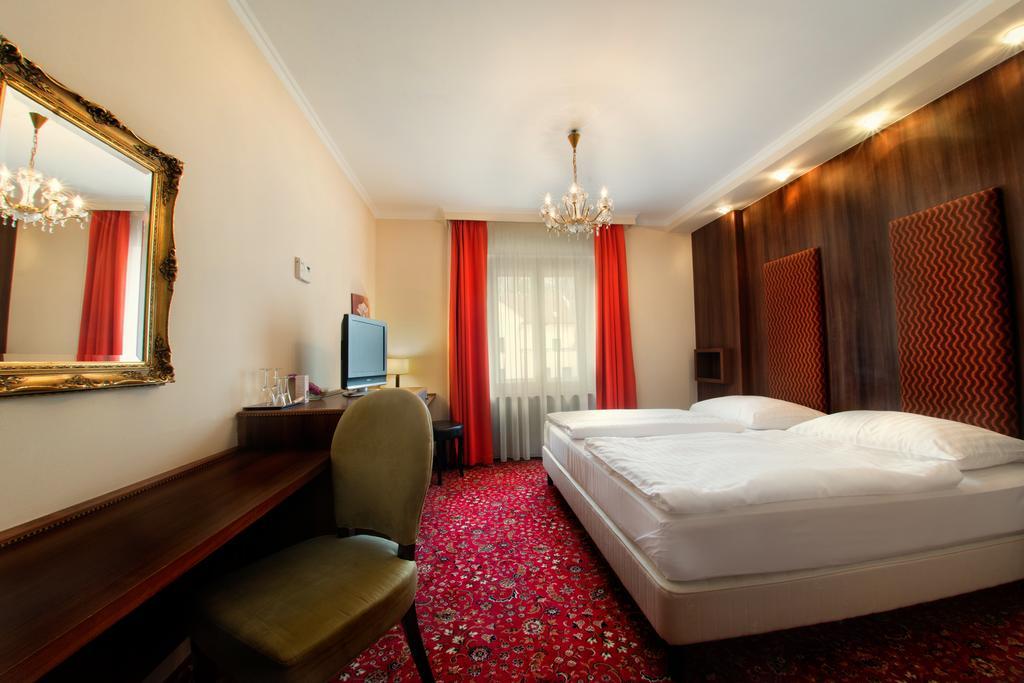 Hotel Kristály Imperial Tata Exterior foto