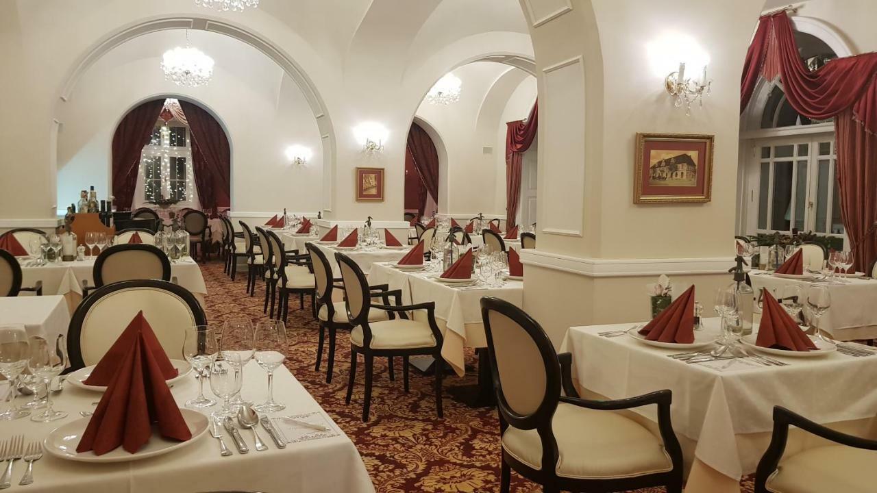 Hotel Kristály Imperial Tata Exterior foto